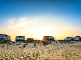 Ferienhäuser aus Holz die direkt an der Düne stehen