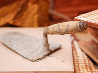 Maurerkelle mit Fertigbeton
