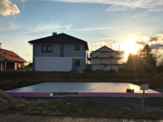 Fertige Bodenplatte im Sonnenuntergang