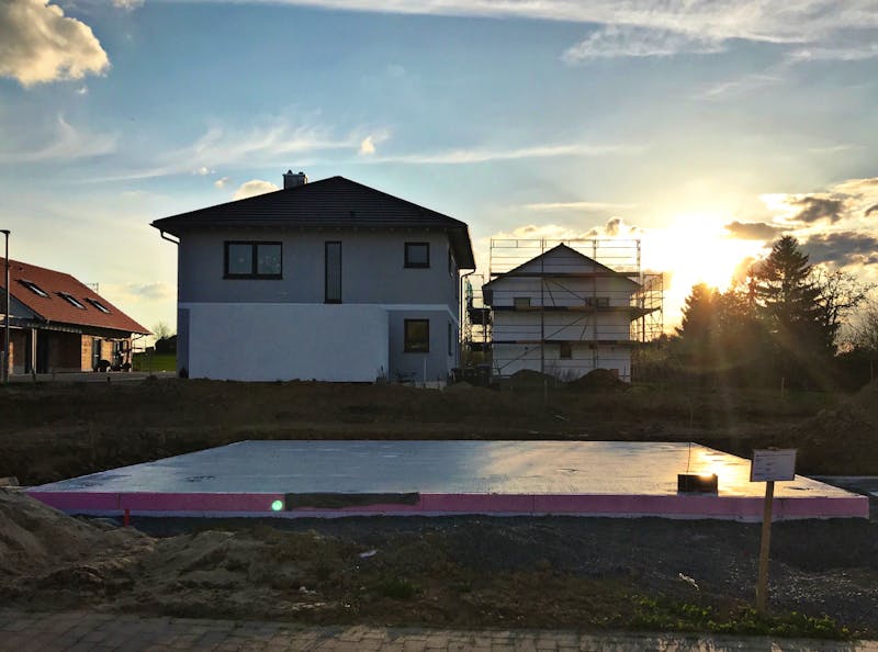 Fertige Bodenplatte im Sonnenuntergang