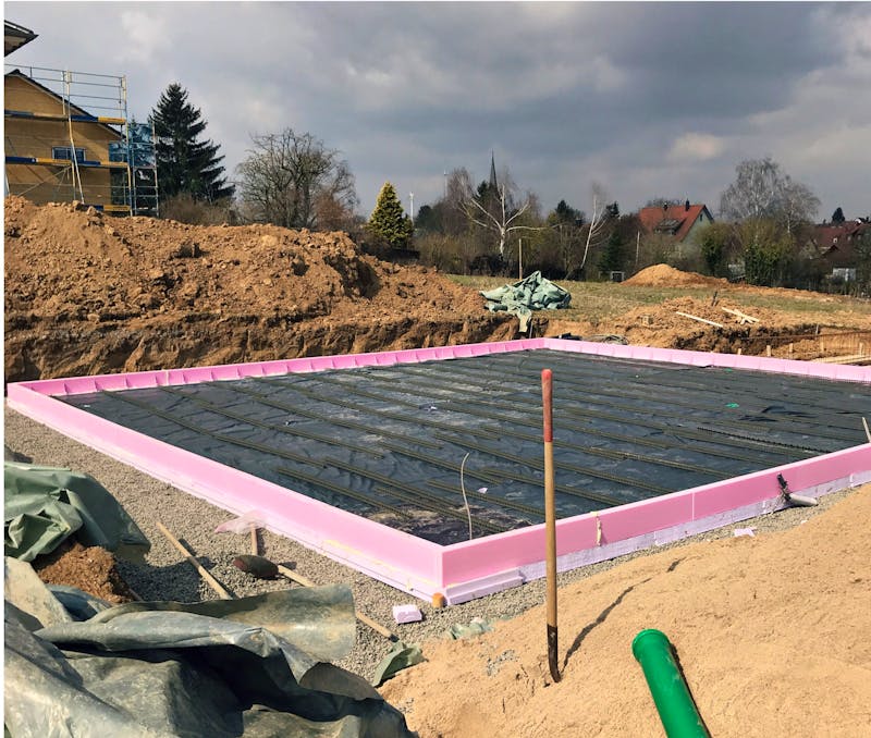 Hausfundament mit rosa Dämmung