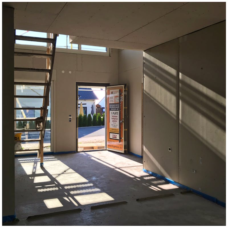 Fertighausrohbau im Eingangsbereich mit Treppe