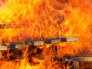 Holzlatten brennen im starken Feuer