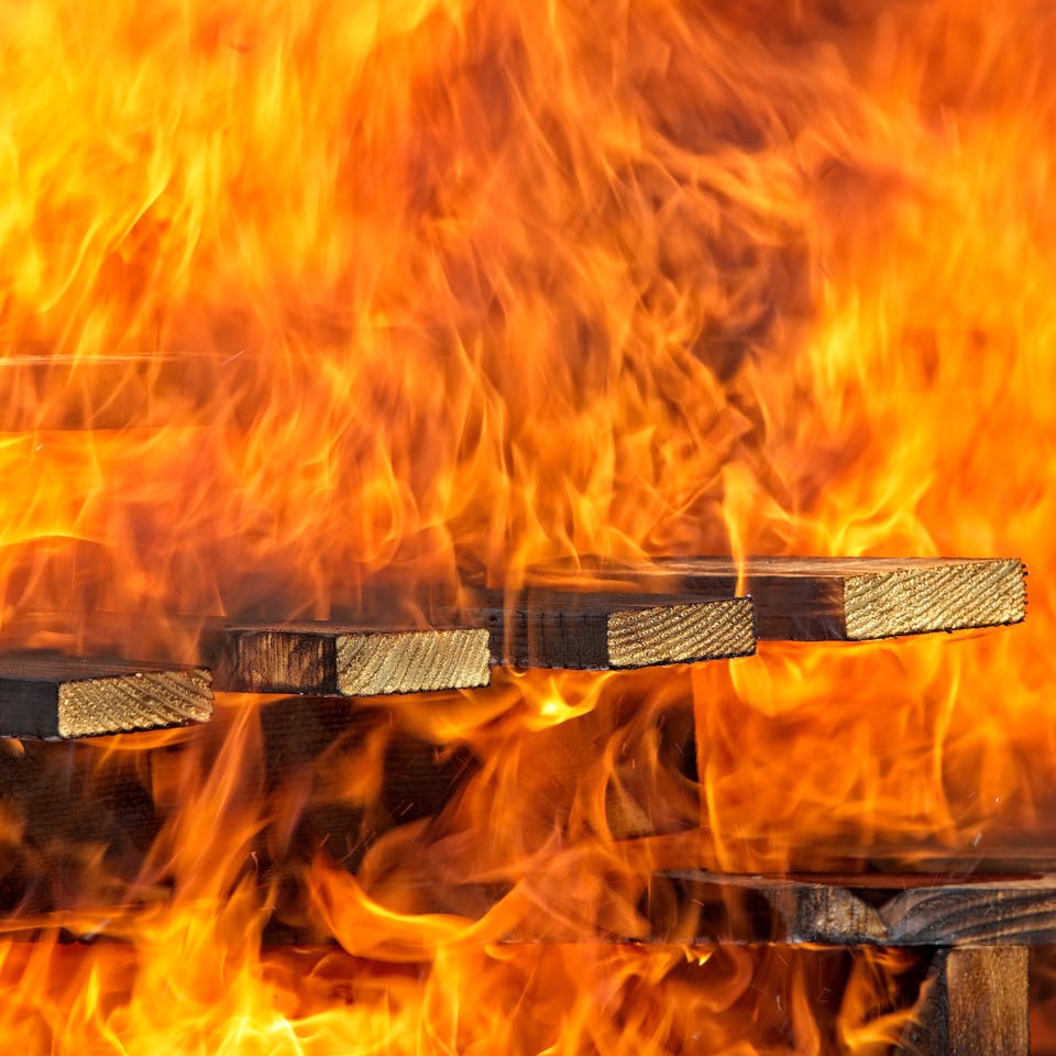 Holzlatten brennen im starken Feuer