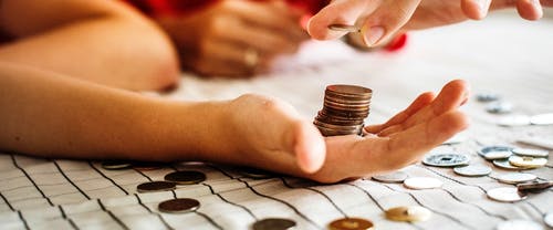 Münzen werden in einer Hand gestapelt um Geld zu zählen
