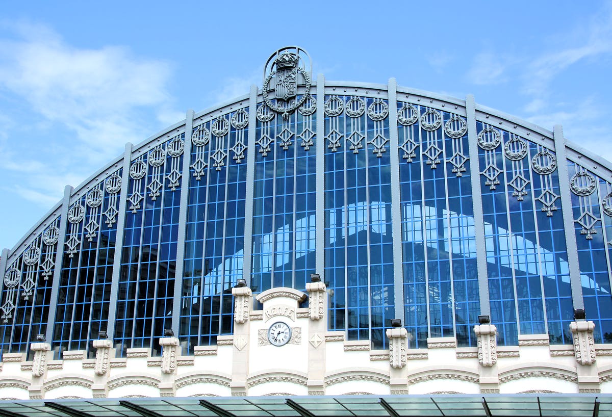 Bahnhof mit verglastem Tonnendach