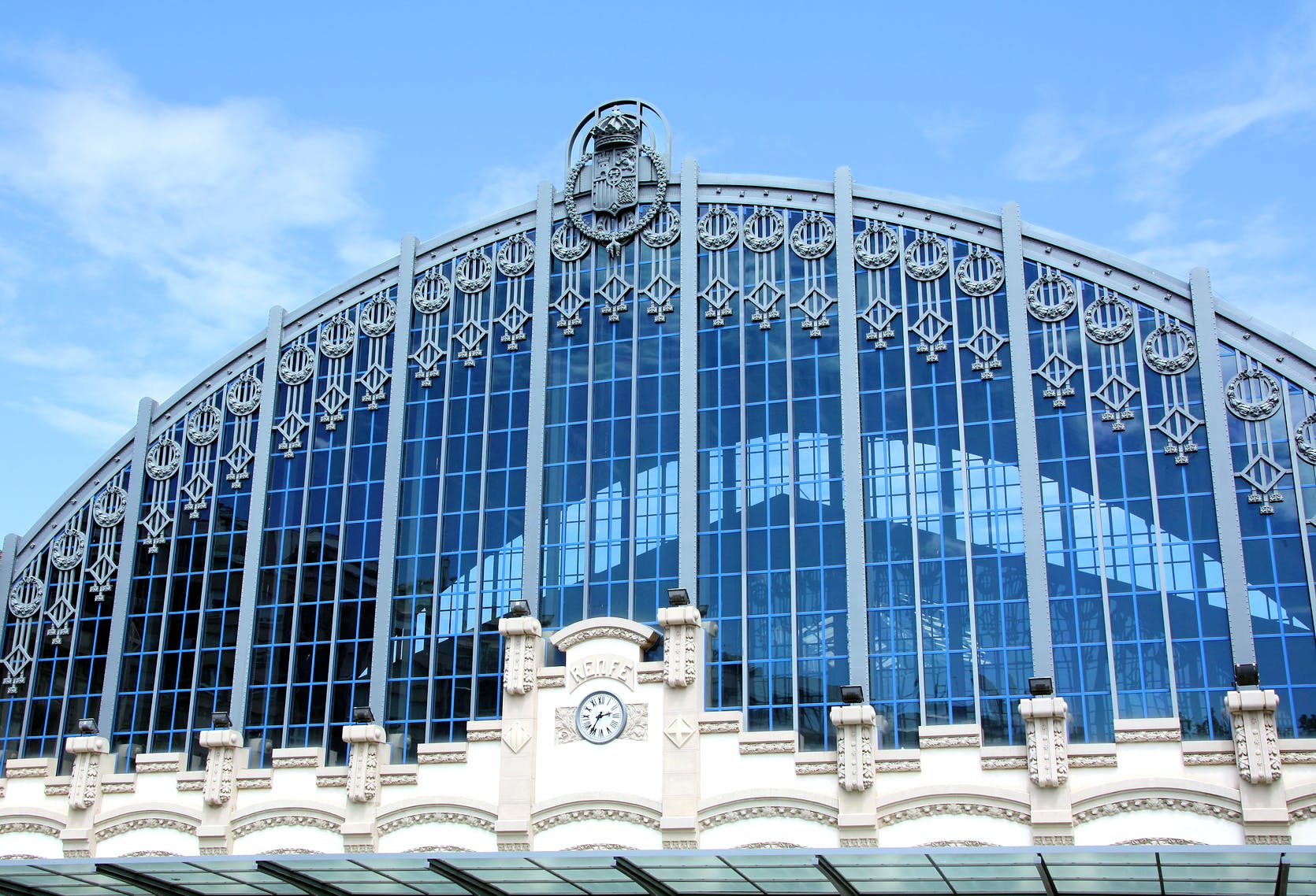 Bahnhof mit verglastem Tonnendach