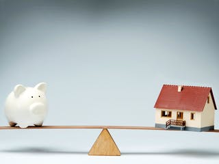 Die Hauskosten müssen sich mit dem Budget in der Waage halten - so planen Sie Ihr Haus mit dem Sparschwein im Blick