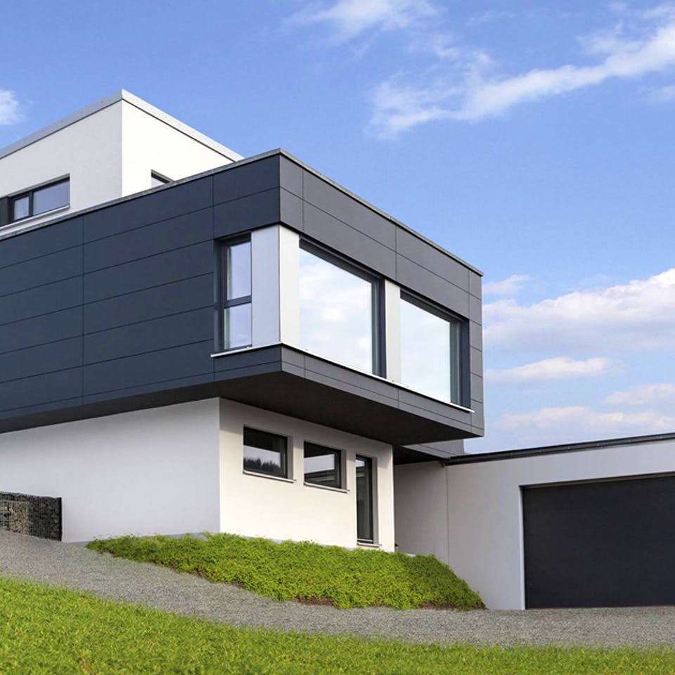 Das Auto parkt in der Garage des Hauses