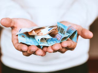Hände halten Euroscheine