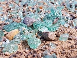 Kleine Glasteile, die auf dem Boden liegen
