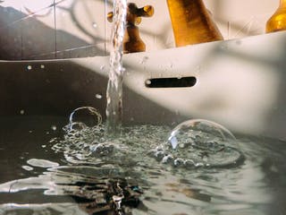 Wasser aus der Spüle