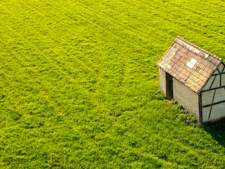 Landhaus steht auf einer großen Wiese