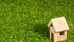 Haus aus Holzklötzen steht auf Rasen