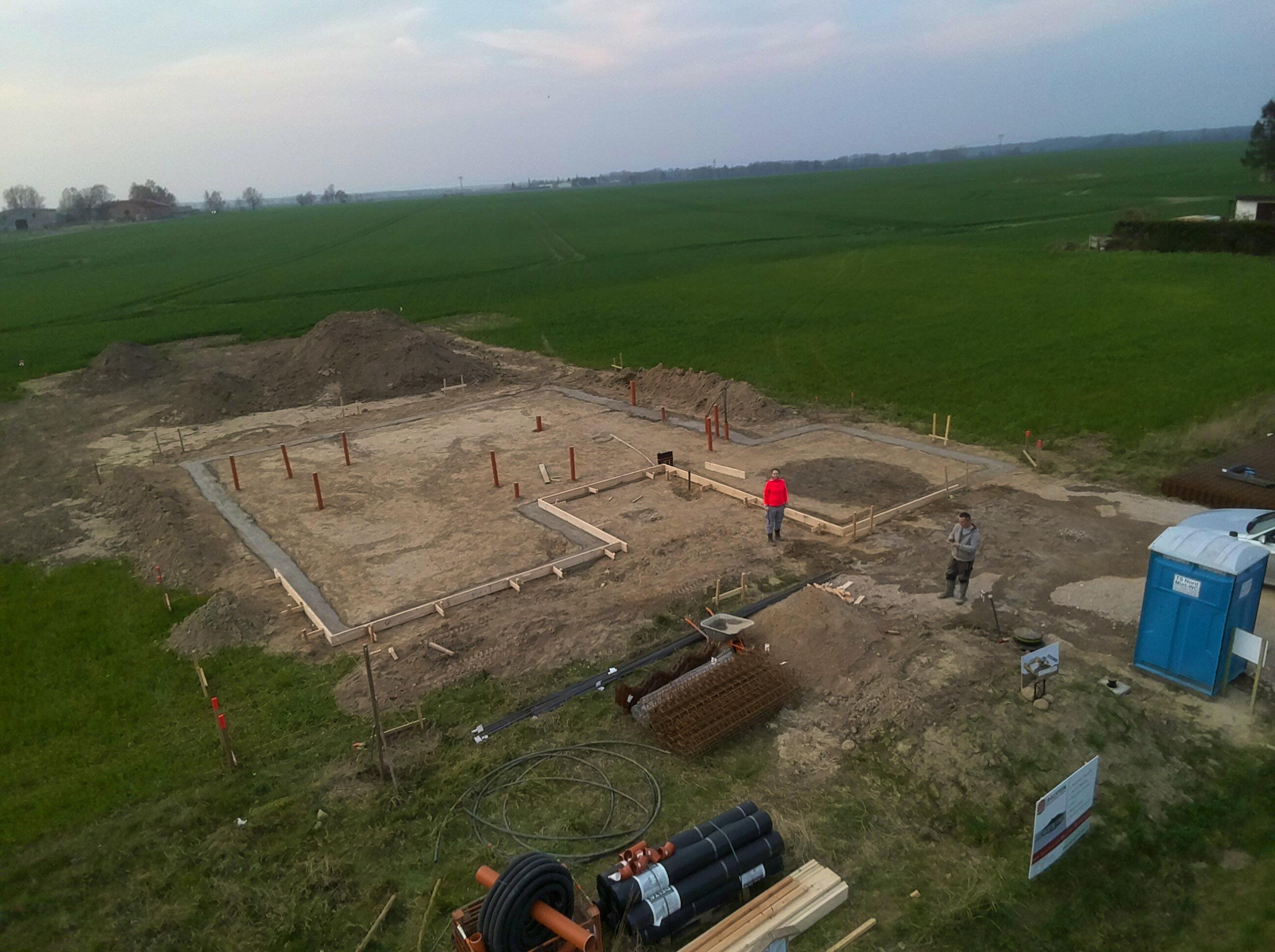 Luftbild des Baugrundstücks am Feldrand mit Fundament