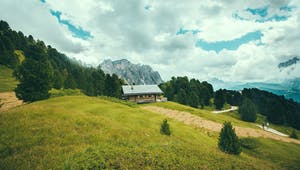 Holzhaus steht auf Grundstück am Hang in den Bergen