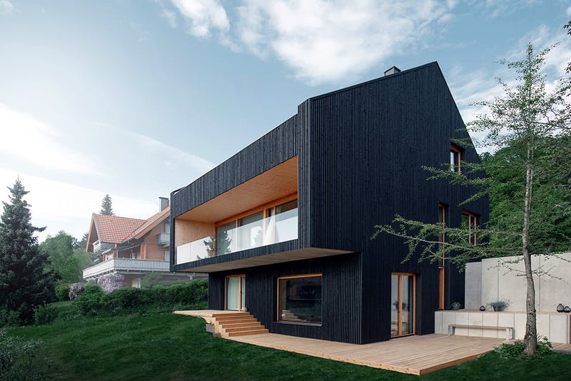 Satteldachhaus aus schwarzem Holz im modernen Design