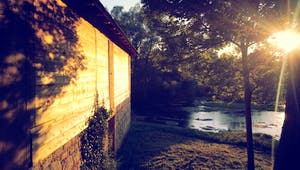 Haus wird seitlich von der Sonne angestrahlt