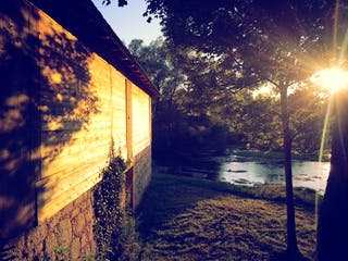 Haus wird seitlich von der Sonne angestrahlt