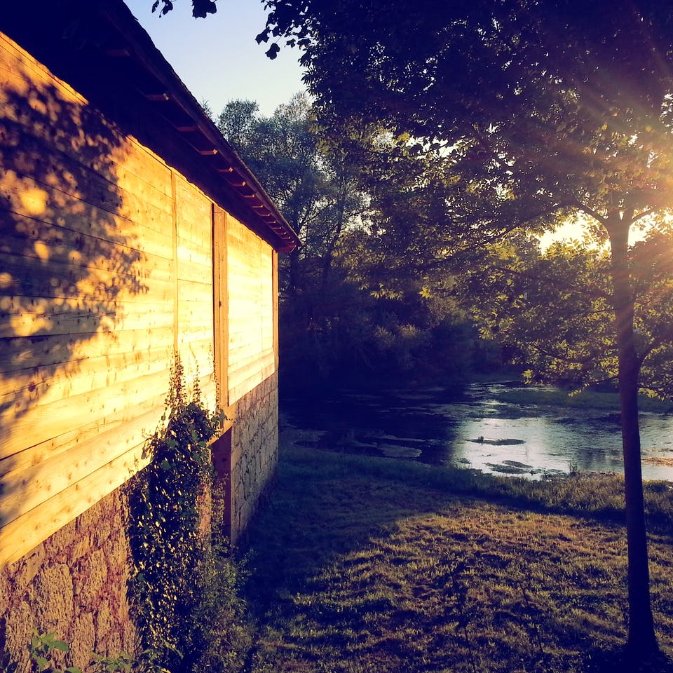 Haus wird seitlich von der Sonne angestrahlt