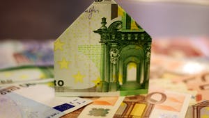 Gefaltetes Haus aus Euroscheinen