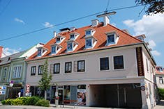 Älteres Haus mit vielen Flachgauben auf dem Dach