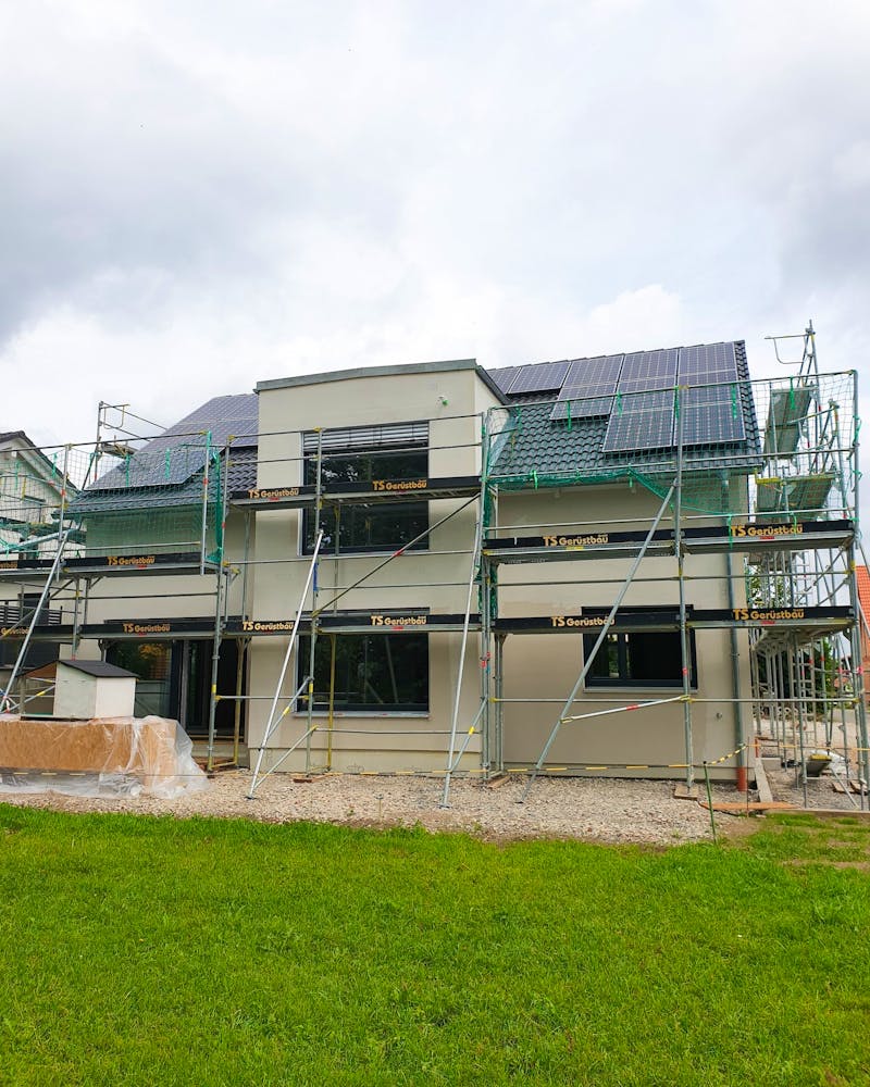 Haus während der Bauphase mit Photovoltaikanlage