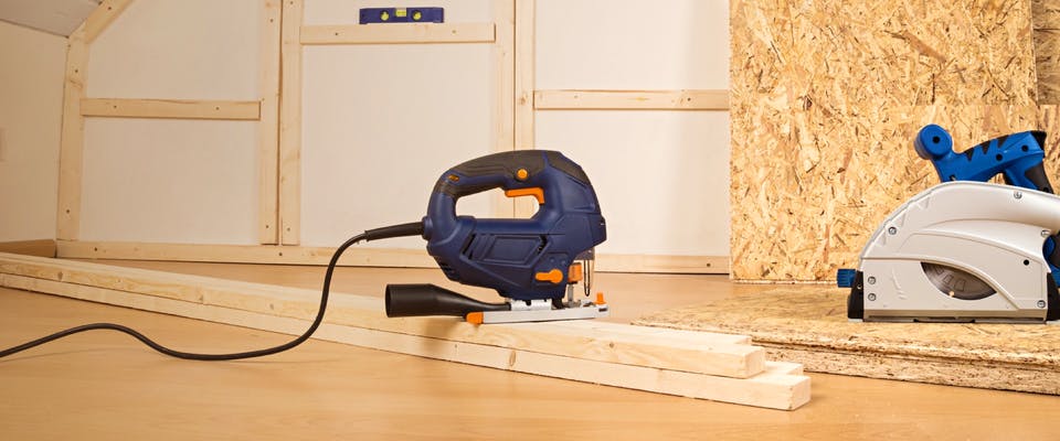 Innenausbau eines Holzhauses mit Baumaschinen