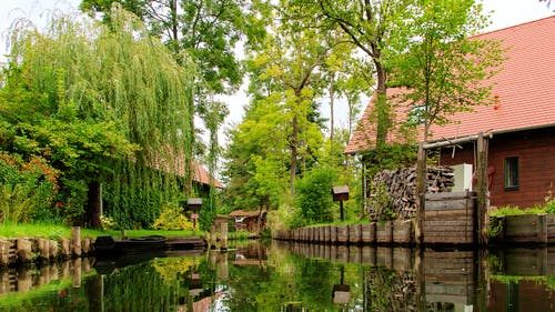Haus steht am Fluss in der Natur