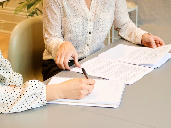 Käufer und Verkäufer geben sich die Hand beim Vertragsabschluss zum Hauskauf