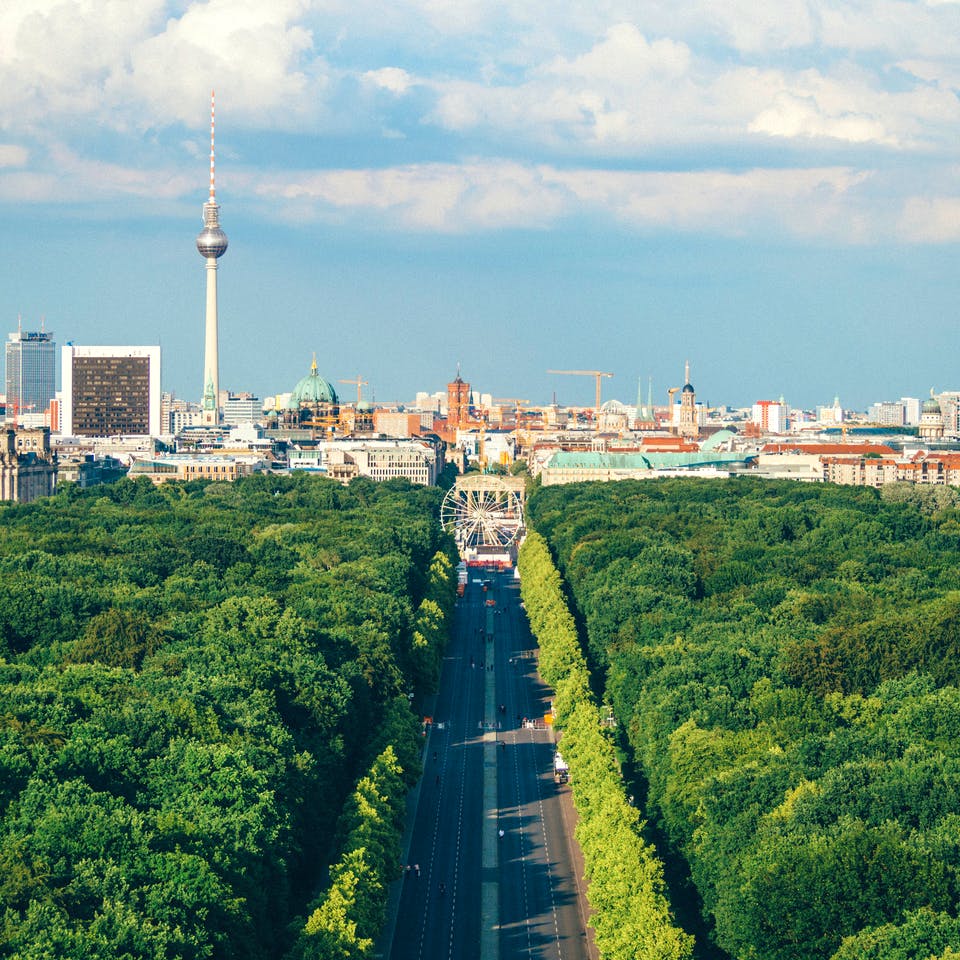 Berliner Skyline vom Tierpark aus mit Blick aufs Brandenbuger Tor