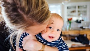 Mutter mit Baby im Arm zu Hause