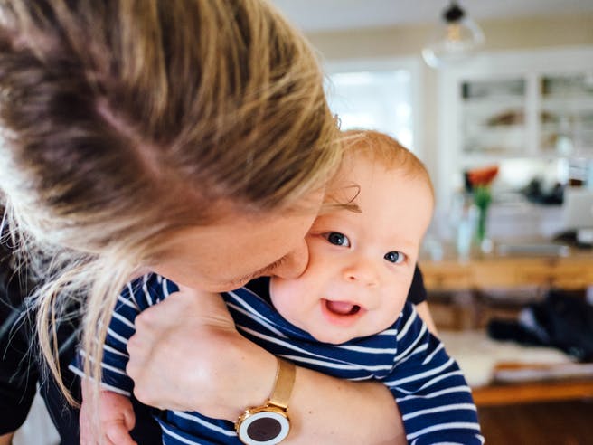 Mutter mit Baby im Arm zu Hause