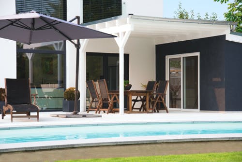 Überdachter Terrassenbereich an einem Bien-Zenker Haus