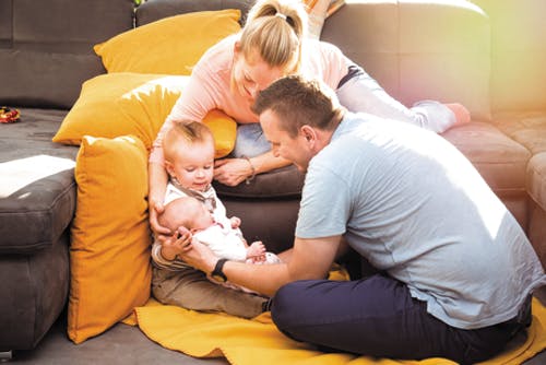 Glückliche Familie im neuen Haus