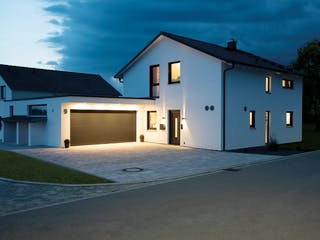 Einfamilienhaus mit Satteldach von Living Haus bei Nacht