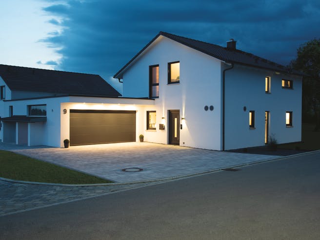 Einfamilienhaus mit Satteldach von Living Haus bei Nacht