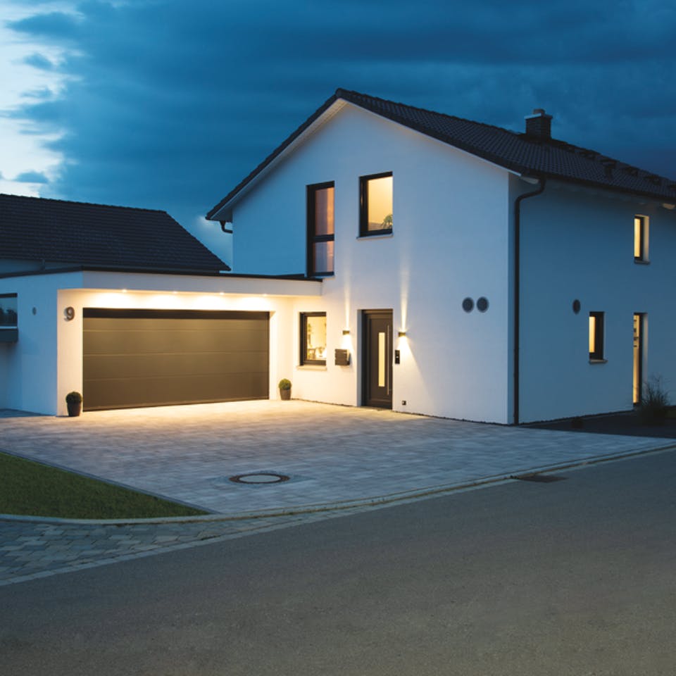 Einfamilienhaus mit Satteldach von Living Haus bei Nacht