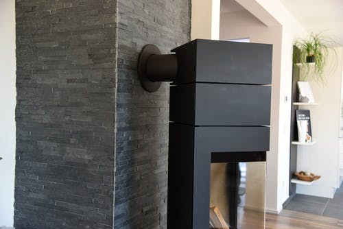Ofen mit Verkleidung aus dunklem Naturschiefer