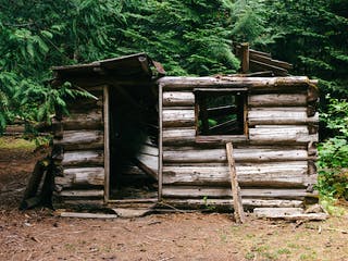 Eingestürzte Blockhütte