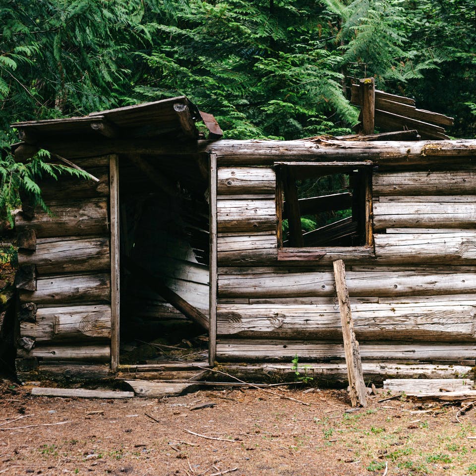 Eingestürzte Blockhütte