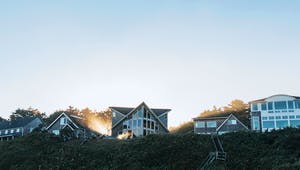 Einfamilienhäuser stehen auf einem Berg in der untergehenden Sonne