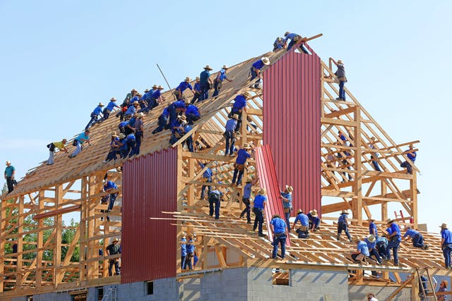 Hausbau mit vielen Arbeitern