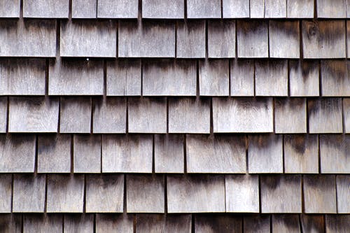 Gedecktes Dach mit gräulichen Holzschindeln