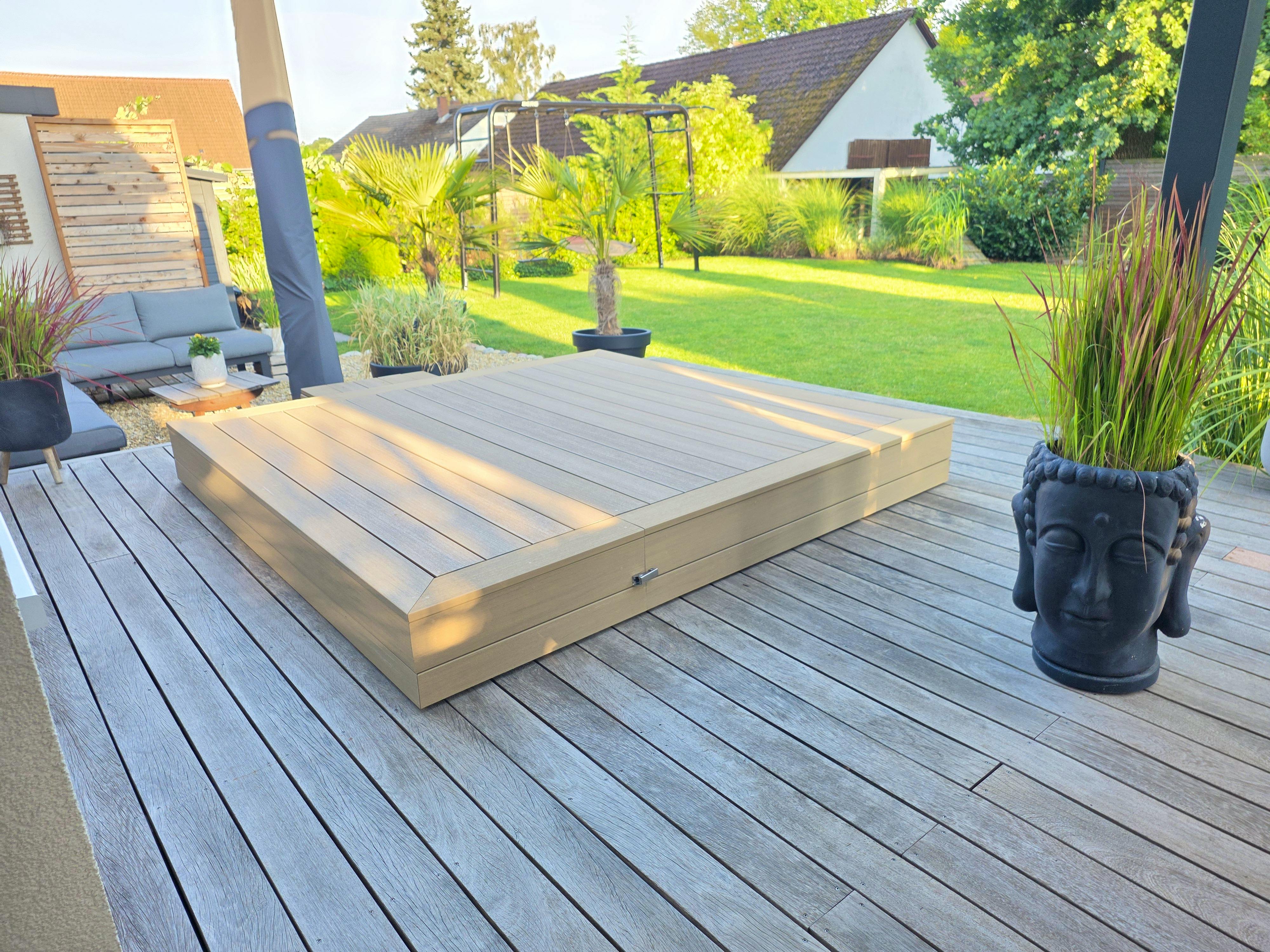 Fertig verlegte Kerama-Kunststoffdielen als Pool-Abdeckung, im Hintergrund Garten mit Palmen und Kinderspielgerüst
