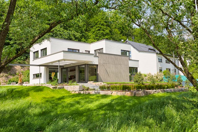 Plusenergiehaus als Fertighaus mit kompakter & somit energiesparender Kubusform: Satchmo von Büdenbender Hausbau