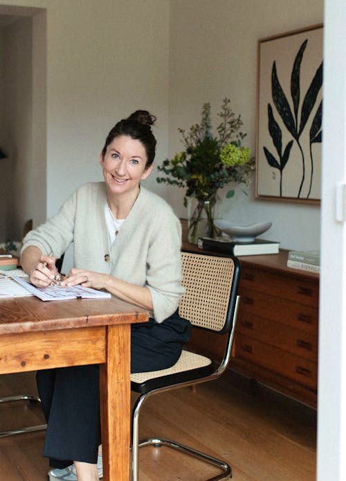 Interior Designerin Anne Sandmann bei der Arbeit