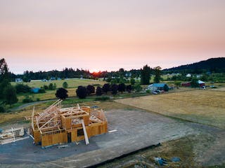 Holzhaus während des Baus in ländlicher Umgebung Holzhaus während des Baus in ländlicher Umgebung