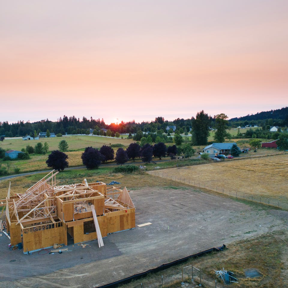 Holzhaus während des Baus in ländlicher Umgebung