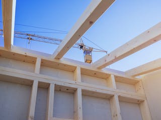 Holzhaus im Aufbau mit Kran Holzhaus im Aufbau mit Kran
